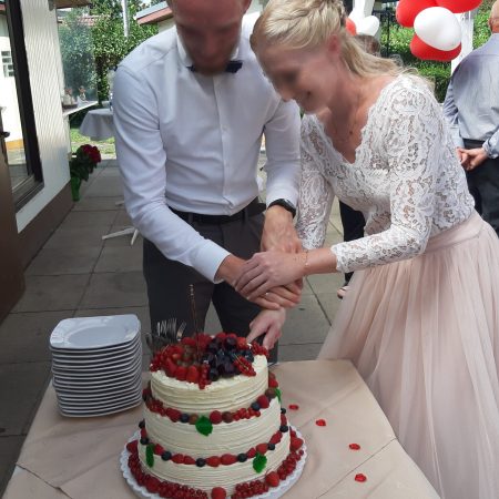 Hochzeitspaar mit Torte 3
